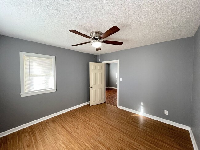 Building Photo - 2 Bed 1 Bath with 2-Car Detached Garage