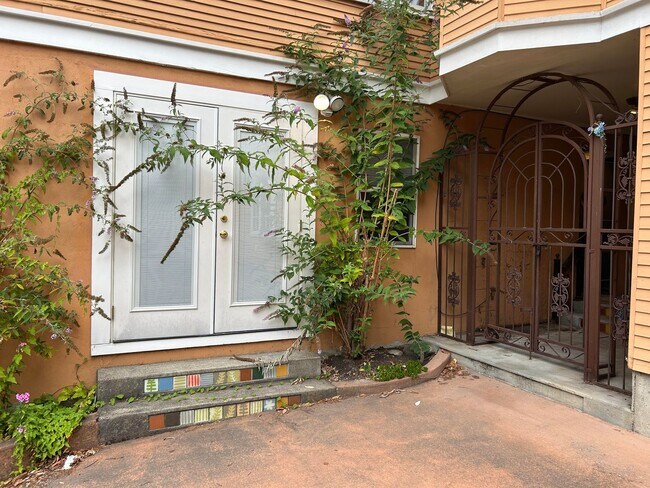 Building Photo - 2015 Franklin Ave E