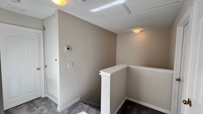 Building Photo - Upgraded Avalon Park 3 Bed/2.5 Bath Townhome!