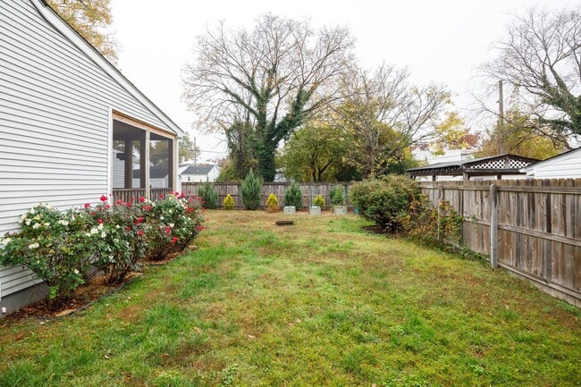 Building Photo - Quaint 3 Bedroom/2 Bath Home Located Near ...