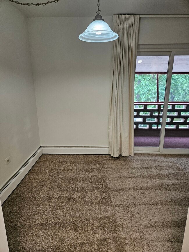 F34 Dining Room - Lake Club Apartments