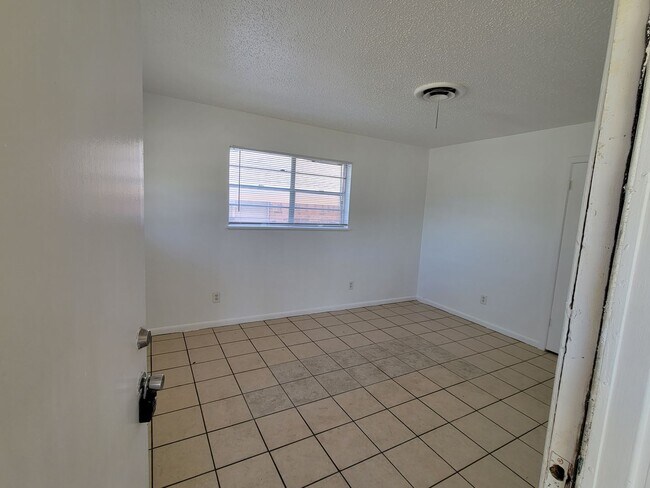 Building Photo - 3 Bedroom 1 bath Duplex!