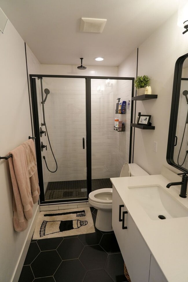 Building Photo - Bright Ballard Townhome – 2BR/2BA, 1,270 s...