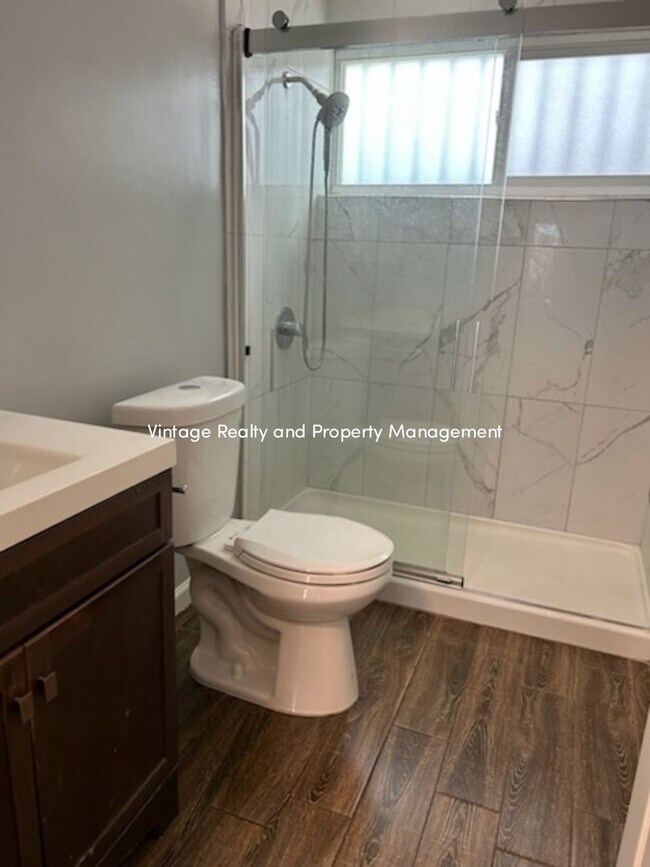 Building Photo - This Updated 2 Bedroom Duplex Is Ready to ...