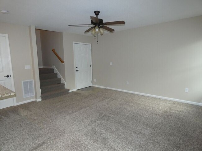 Building Photo - Beautiful Town Home!