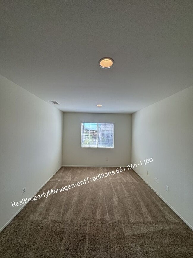 Building Photo - Spaciouse 4 Bed- 3 full Bath + plus Loft Home
