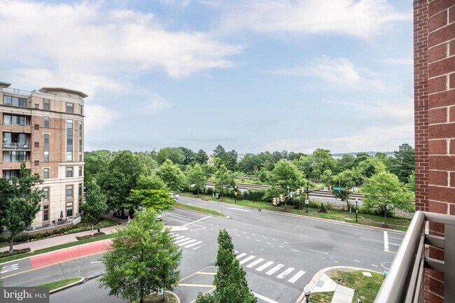 Building Photo - 3600 S Glebe Rd