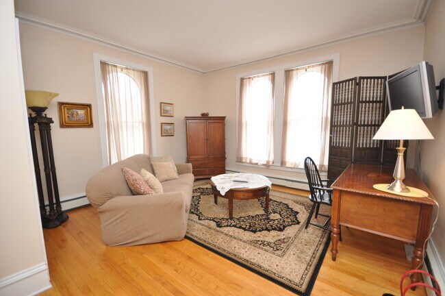 Building Photo - 144 Elm St