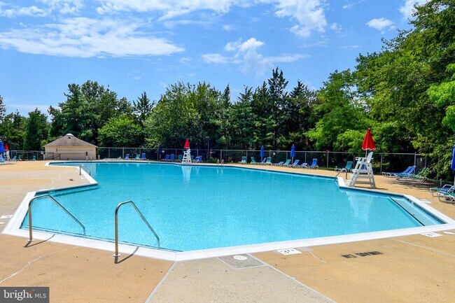 Building Photo - 6905 Victoria Dr