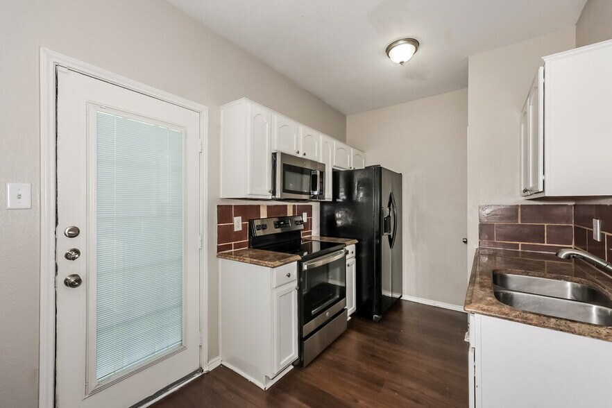 Building Photo - 916 Buffalo Springs Dr