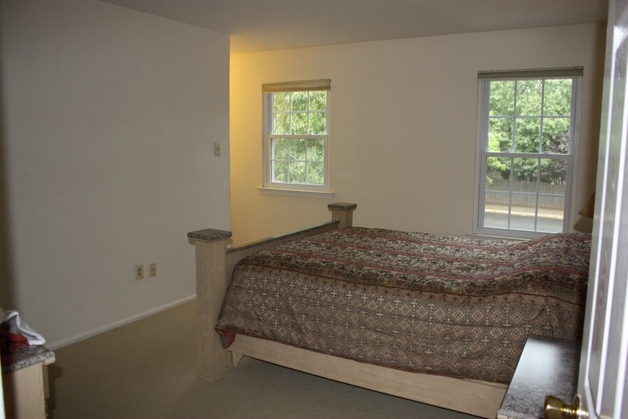 master bed with attached full bath - 44 Whitby Cir