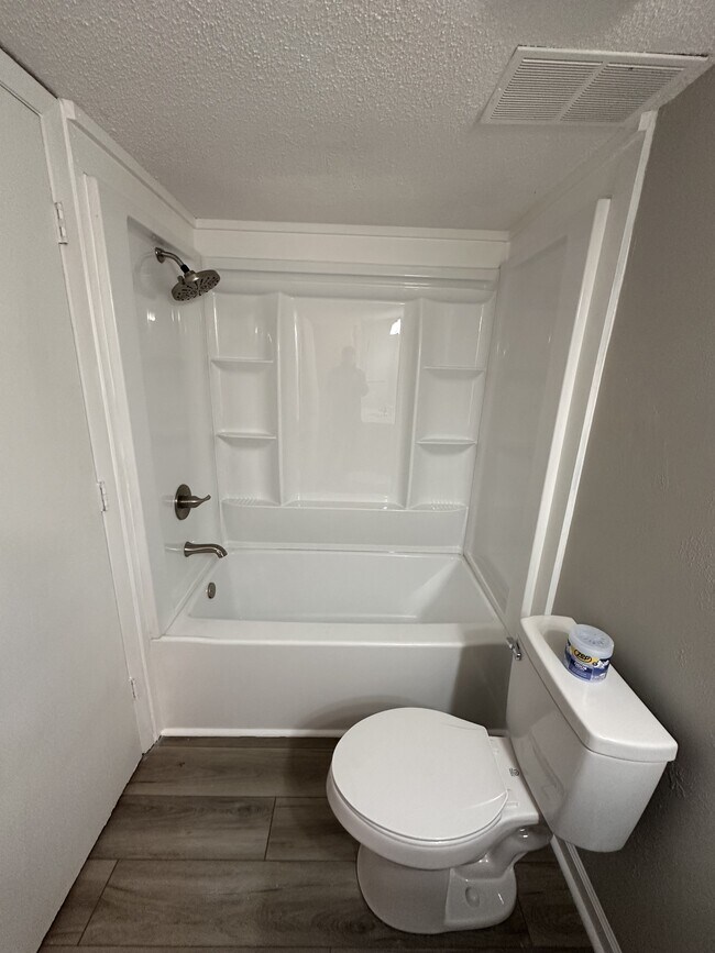 Building Photo - 1600 Park Cir