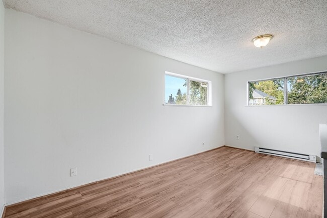 Building Photo - -- PRICE REDUCED -- 4 Bed, 2 Bath Rental H...