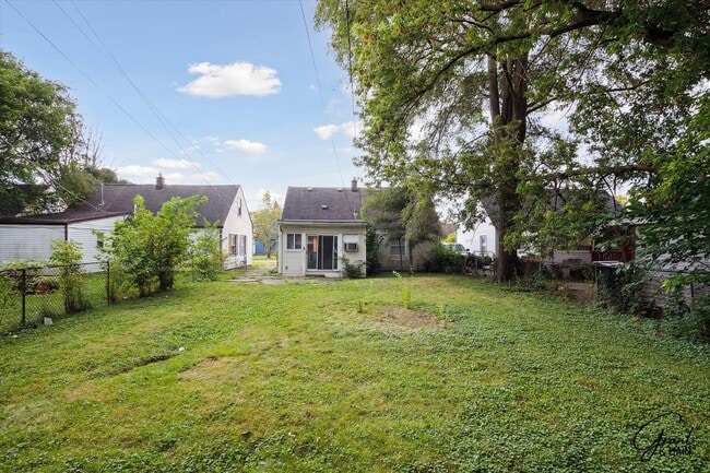 Building Photo - $1250 - 3 bedroom Eastpointe