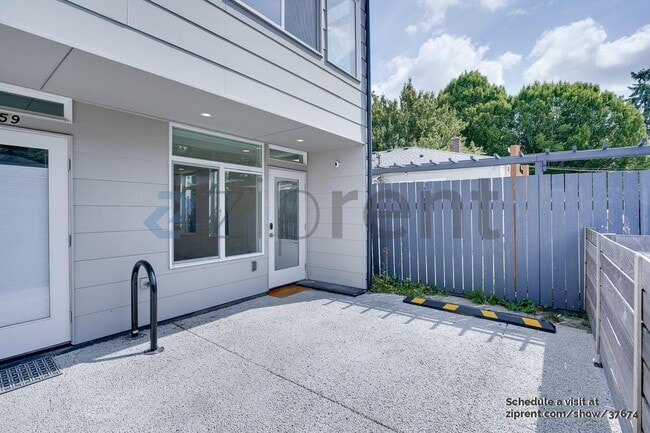 Building Photo - 1061 S Cloverdale St