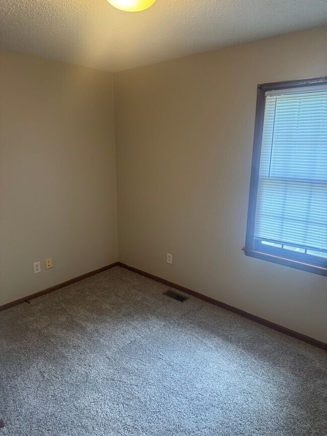 Building Photo - 5-Bedroom, 2-Bath Rental Home in Urbandale...