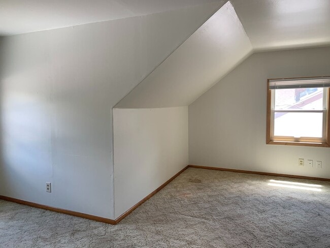 Building Photo - 5 Bedroom Across from NDSU!!
