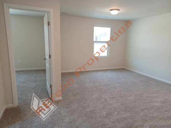 Building Photo - Bright and Airy! 5 Bedrooms 3 Bathrooms Ho...