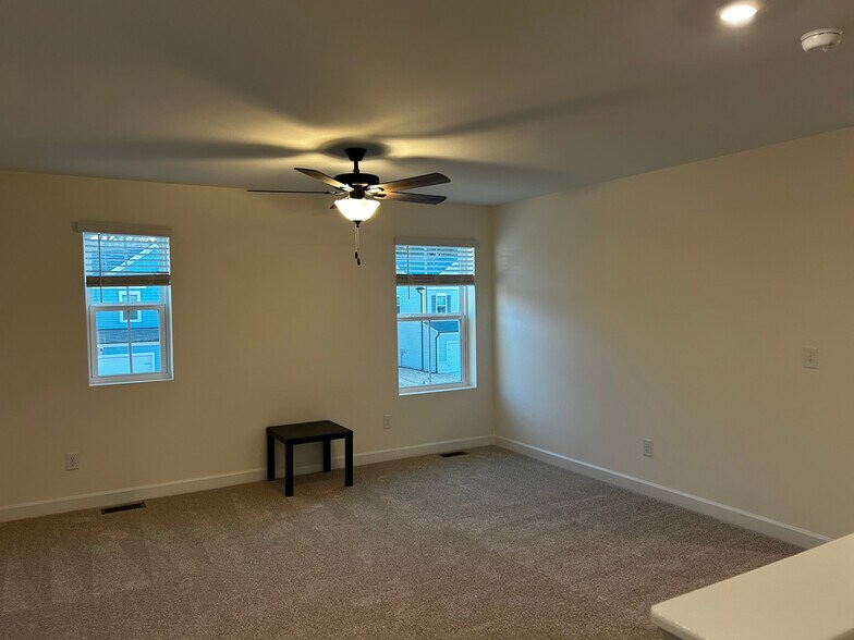 Building Photo - Room in House on Dimaggio Dr