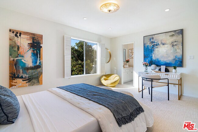 Building Photo - 344 S Doheny Dr