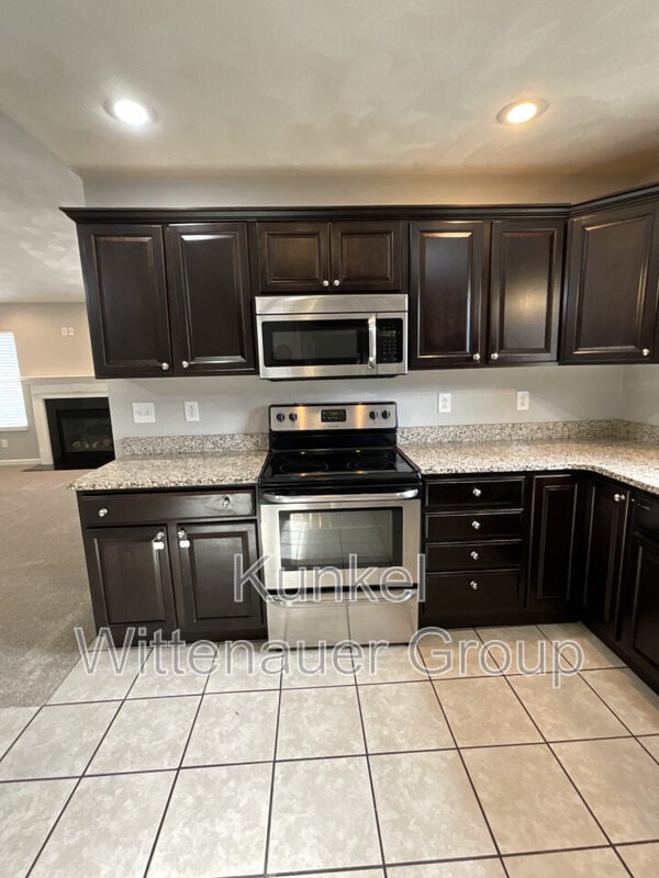 Building Photo - 47 Oak Pointe Cir