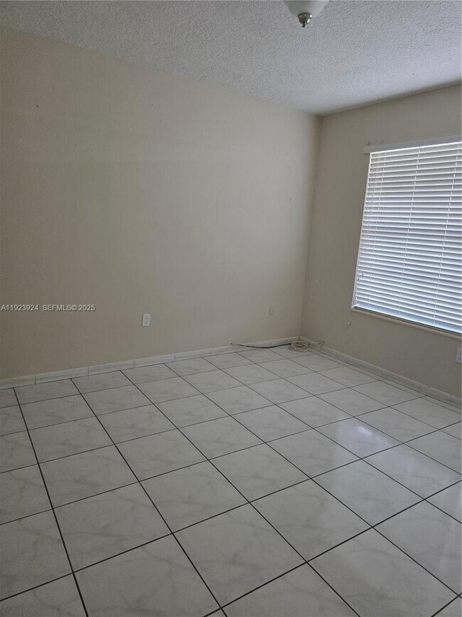 Building Photo - 1560 W 53rd Terrace