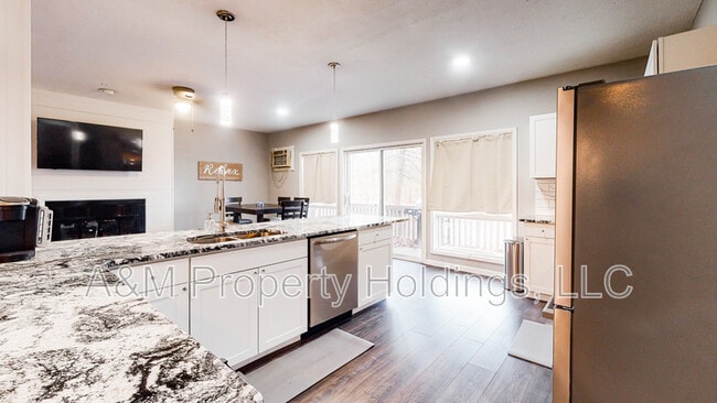 Building Photo - 3120 Greenbriar Dr