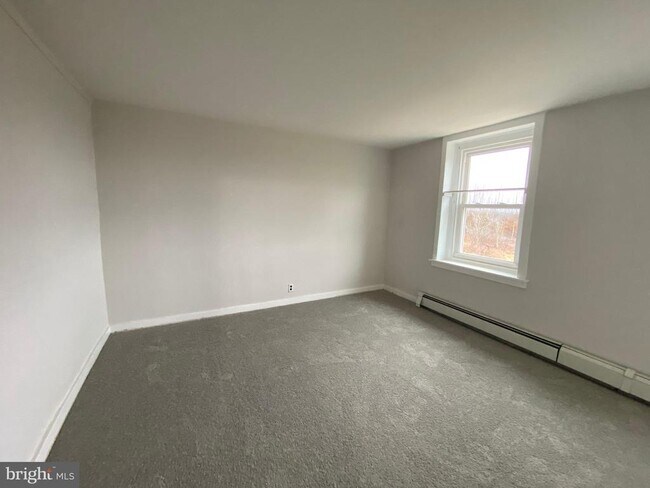 Building Photo - 2063 Hill Rd