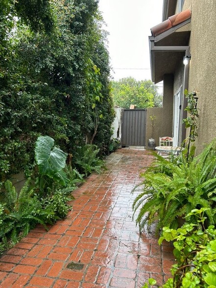 Building Photo - 10210 Newville Ave