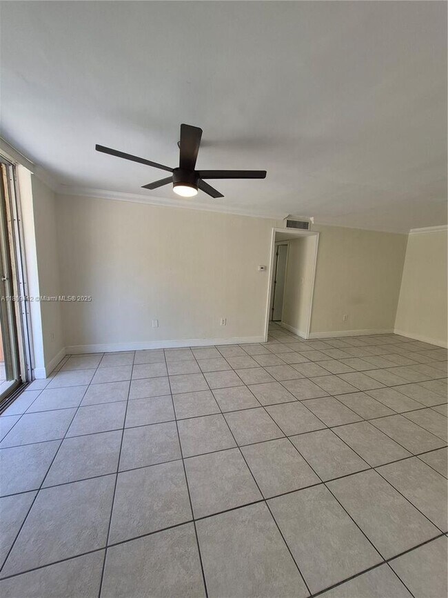 Building Photo - 9320 Fontainebleau Blvd