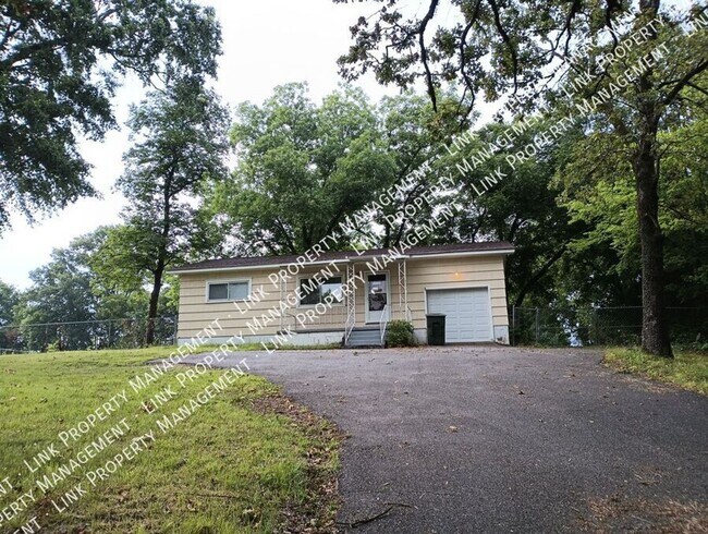 Building Photo - Don't Miss this Charming 2 bedroom with Ga...