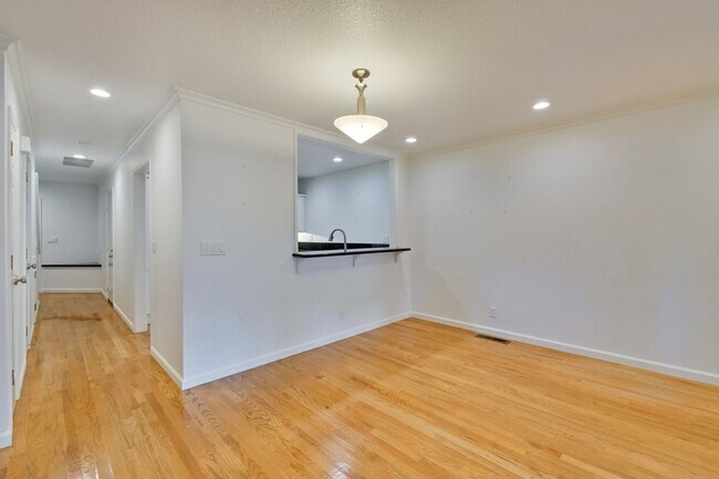 Building Photo - 2-Suite Townhome in Whisman Station Area | Easy Access to 101/237/85