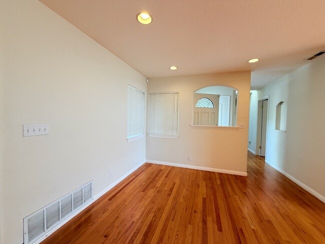 Building Photo - 4766 Elmhurst Dr