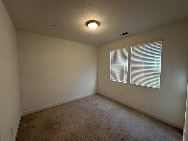 Building Photo - Beautiful 4 Bed, 3 Bath Home in Perfect Tracy Location