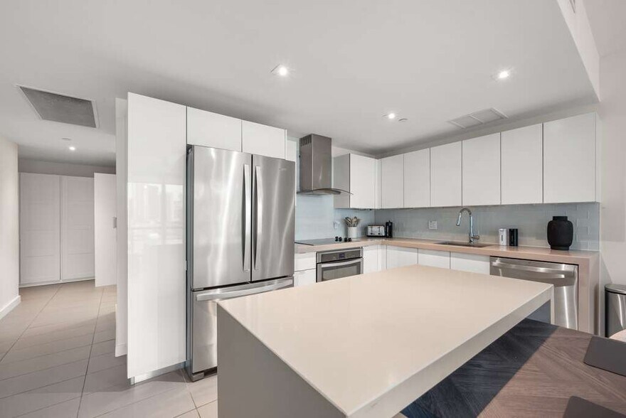 Building Photo - 1600 NE 1st Ave