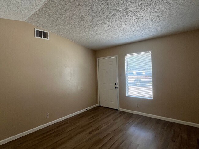 Building Photo - 5525 Lochmoor