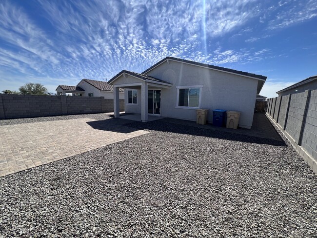 Building Photo - Stunning 4 Bed, 3 Bath Buckeye Home with G...
