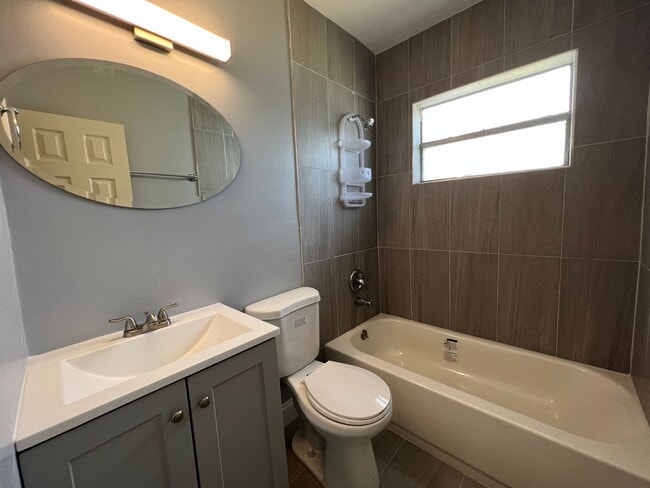 Building Photo - 2 Bedroom 1 Bath unit Move-In Ready Home in West Park!