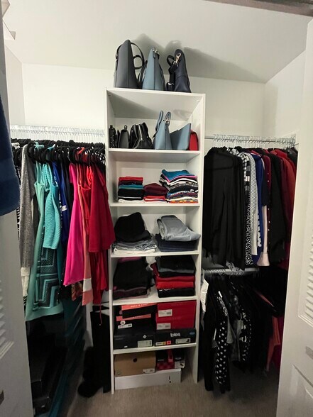 Master bedroom - 6264 Ducketts Ln