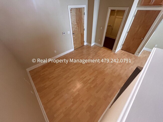 Building Photo - $850 MOVE-IN SPECIAL (does not include app...