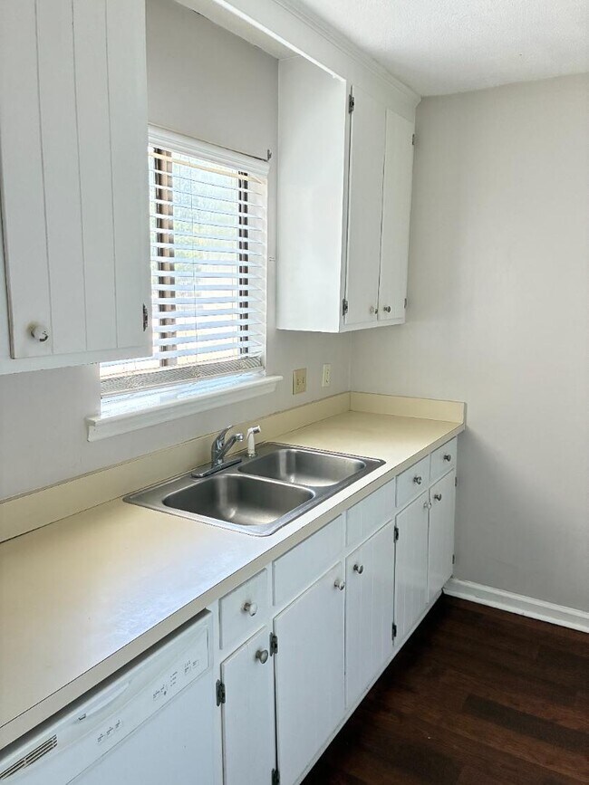 Building Photo - 3701 Nealshire Dr NW