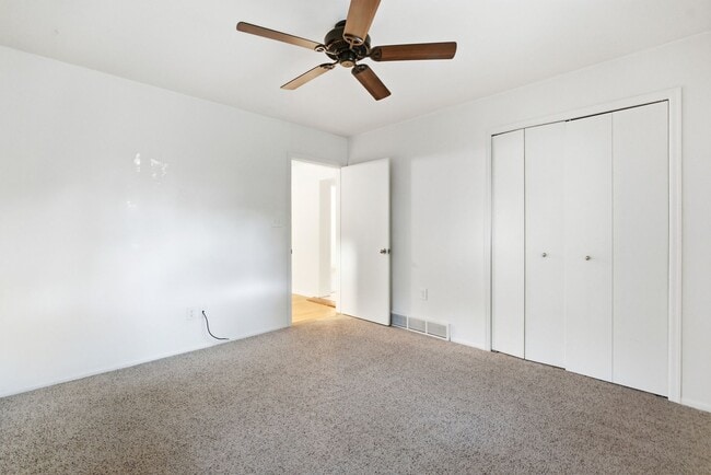 Building Photo - Charming house for rent, with laundry machines included and fenced yard.