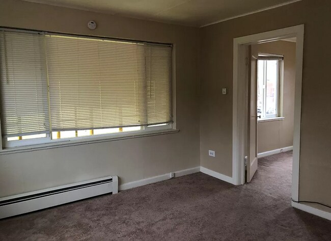 Building Photo - Ground-Level 1 Bed with Front Patio – Walk...
