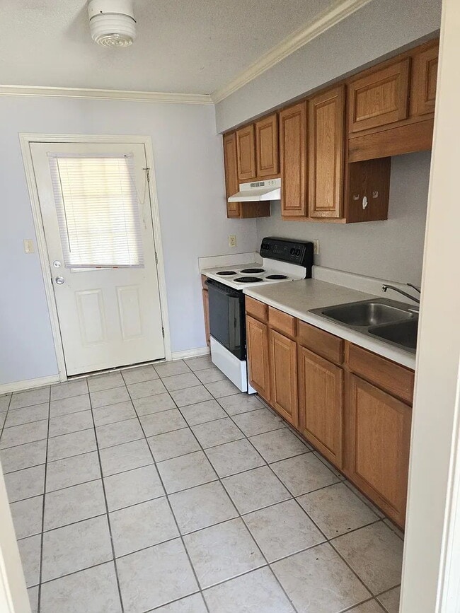 Building Photo - Great location. Centrally located.