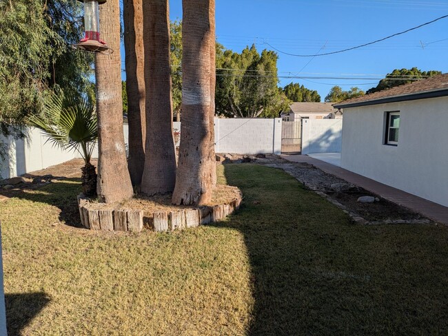 Building Photo - CHARMING HOME IN TOWN!