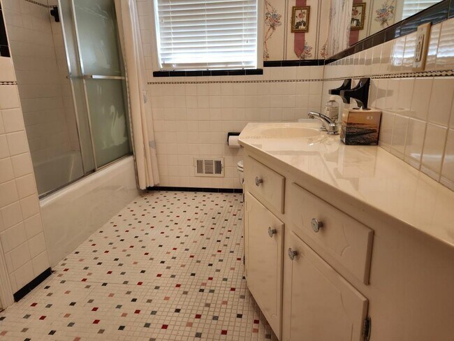 Building Photo - 1181 Lake Shore Cir