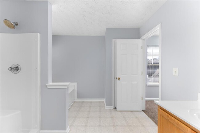 Building Photo - 400 Spring Head Dr SE