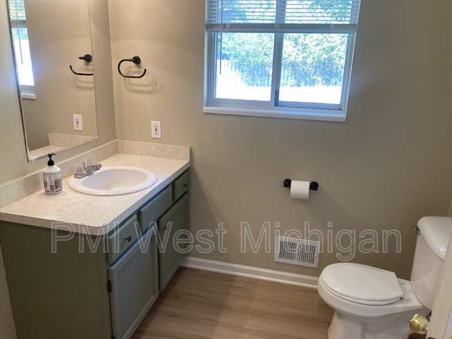 Building Photo - 2673 Woodmeadow Dr SE