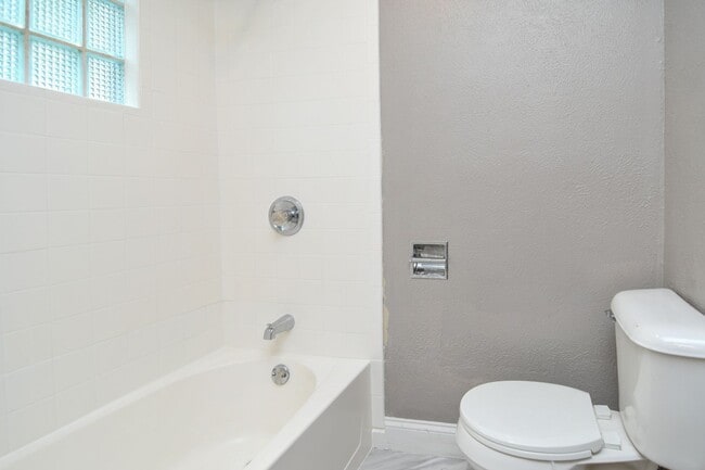 Building Photo - 4 Bed 1 Bath Single Family Home