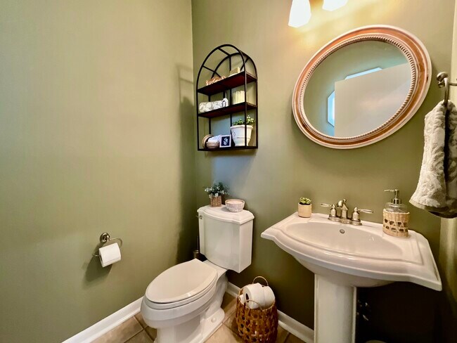 Building Photo - 547 Woodcrest Dr